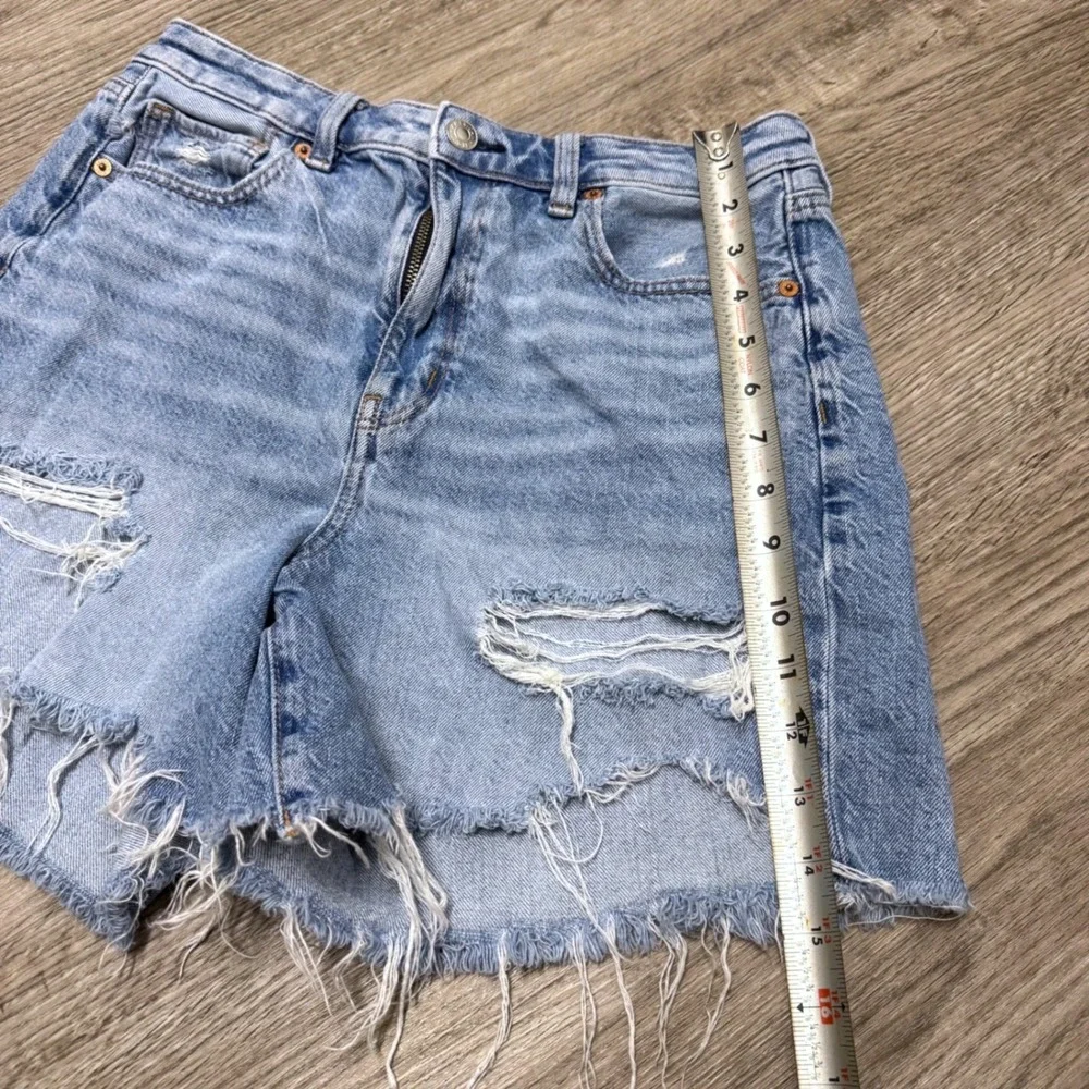 American Eagle Baggy Mom Shorts Light Wash Distressed Denim Size 6 Womens